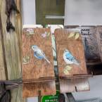 Деревянная подставка для телефона с птицей
