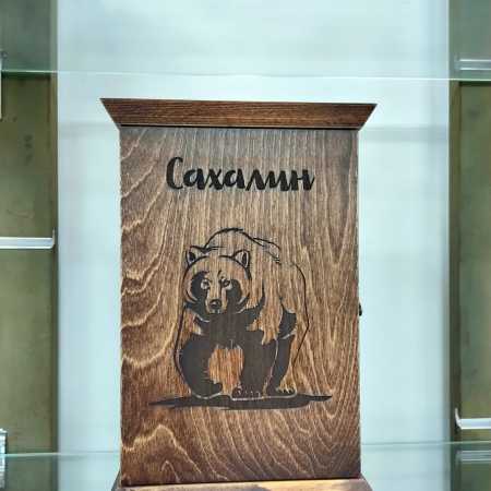 Деревянная ключница Сахалин медведь (с дверкой)