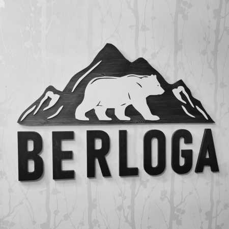 Логотип из дерева для хостела Берлога 