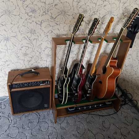 Дубовая напольная стойка для гитар