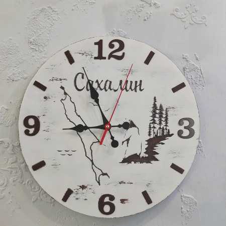 Часы в стиле шебби с символами Сахалина (standing bear)